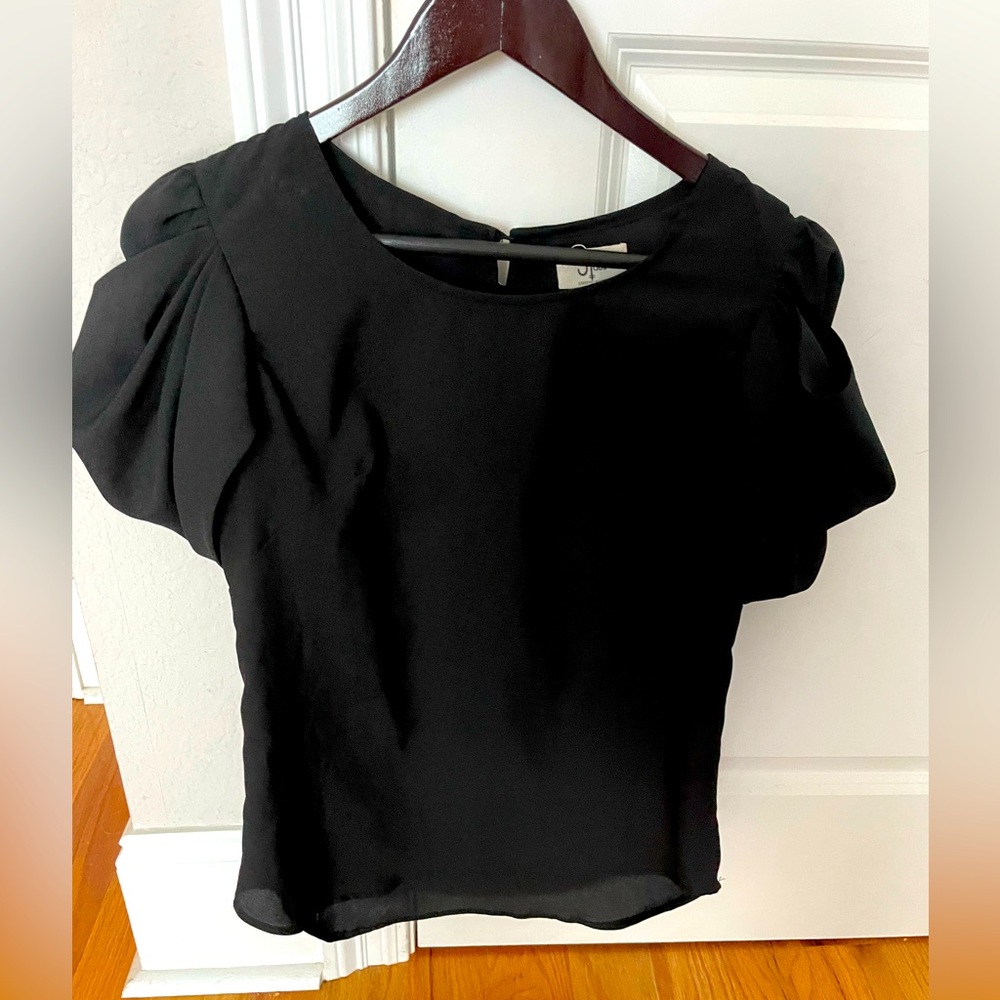 JHaus Women’s black blouse with gold buttons on the back/ a mild puff sleeve M
